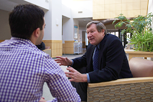 Business profesoor mentoring student