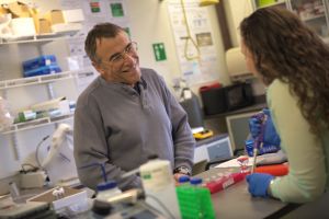 Itzick Vatnick works in a lab with a student.